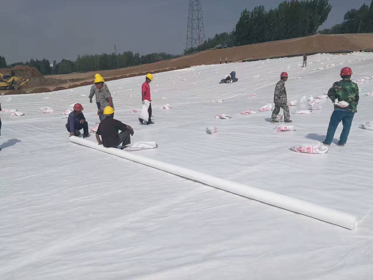 鋪設防滲膜搭接接頭和壓邊圈應避開轉角“防滑槽”