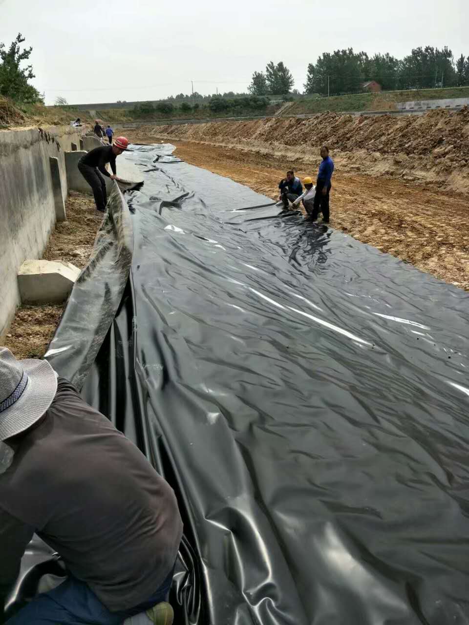 垃圾填埋場側坡上的HDPE91香蕉视频下载地址膜的定位、固定